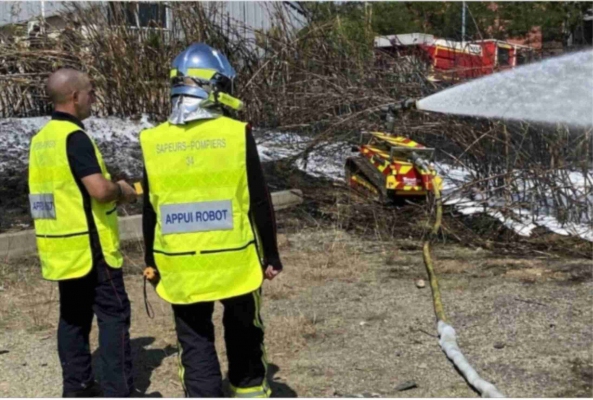 LE ROBOT TRYPPER DES POMPIERS DE L’HÉRAULT POUR UN FEU DE 30 VOITURES