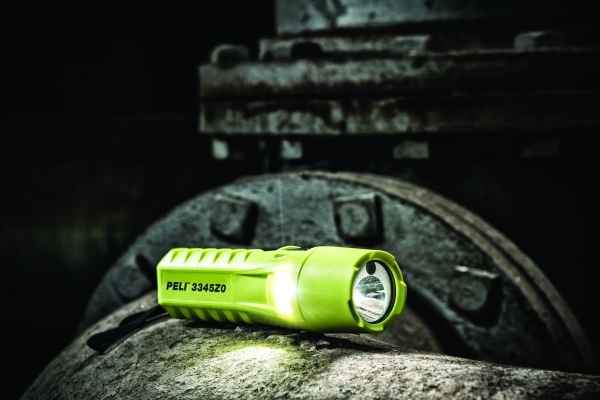 Peli présente la première torche de sécurité à double faisceau et capteur de lumière automatique: ATEX 3345Z0