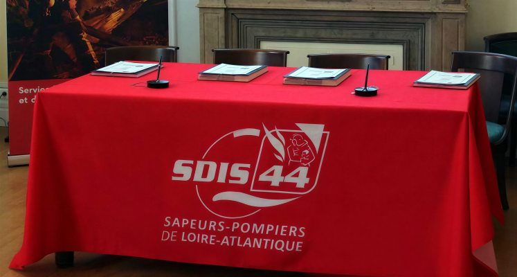 Salons et stands : soignez votre image avec notre nappe textile personnalisée