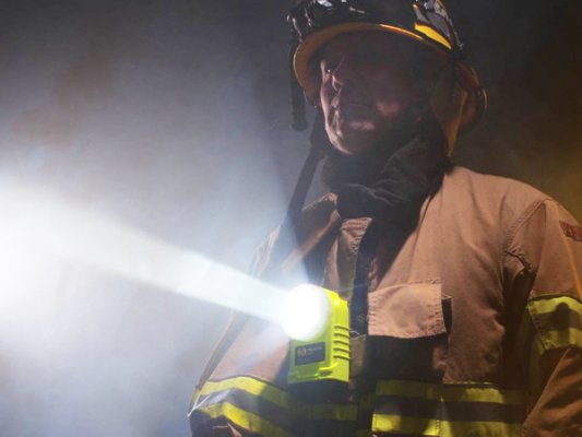 Vous recherchez une lampe ATEX, solide et légère pour équiper vos sapeurs-pompiers ?