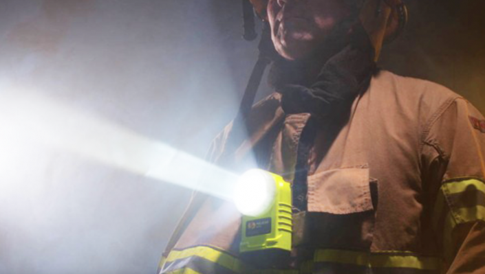 Vous recherchez une lampe ATEX, solide et légère pour équiper vos sapeurs-pompiers ?